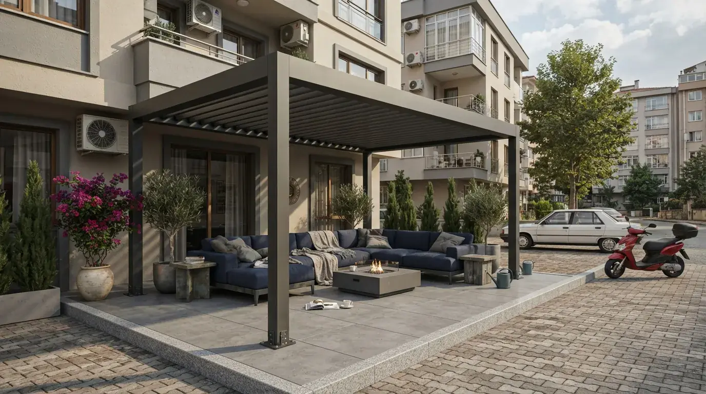 Bornova’da bir restoranın dış alanında kullanılan lamelli pergola