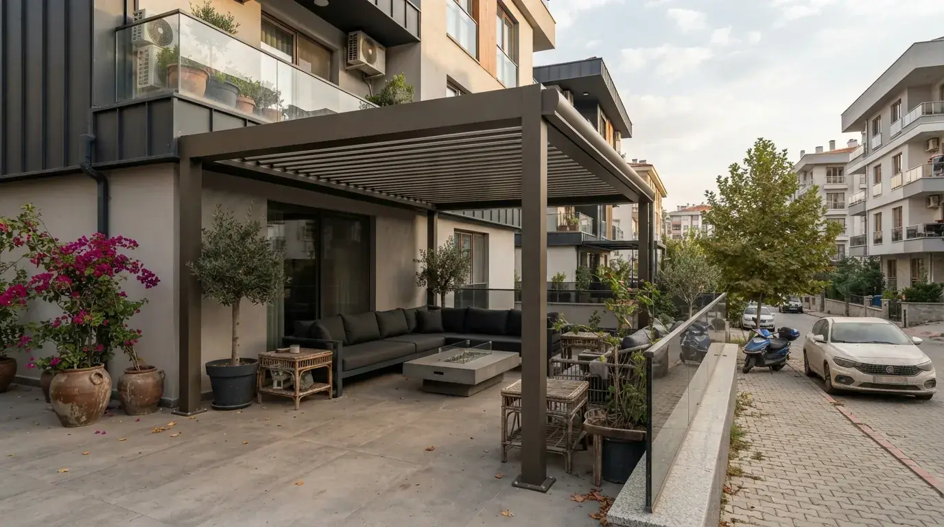 Plaza terasında toplantı alanını kapatan bioklimatik pergola