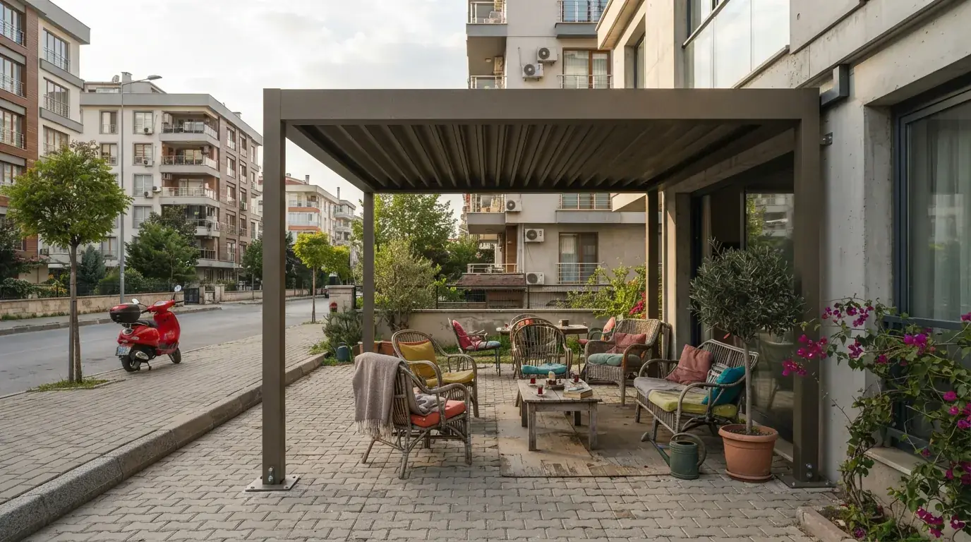 Villa bahçesinde oturma alanını gölgeleyen bioklimatik pergola