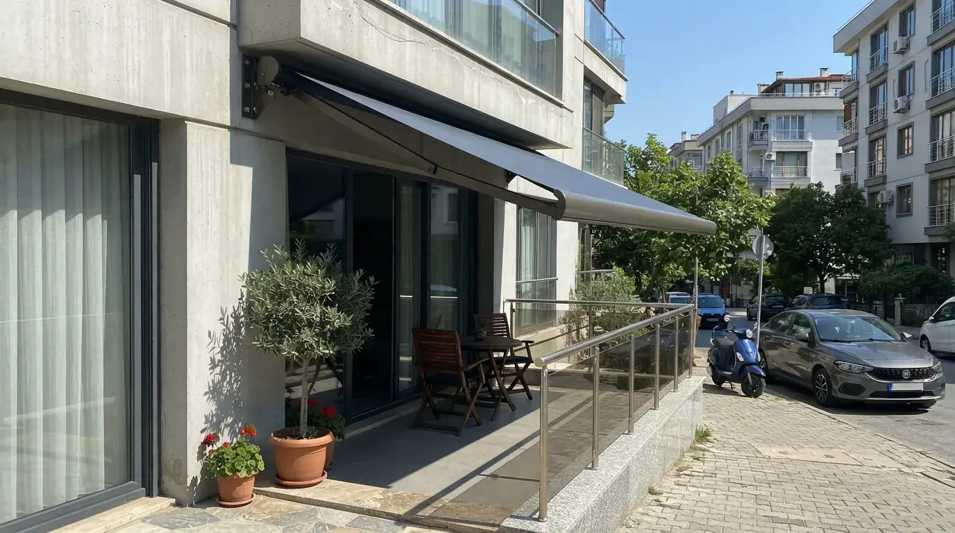 Kazımdirik’te bir apartman cephesine takılmış motorlu kasetli tente