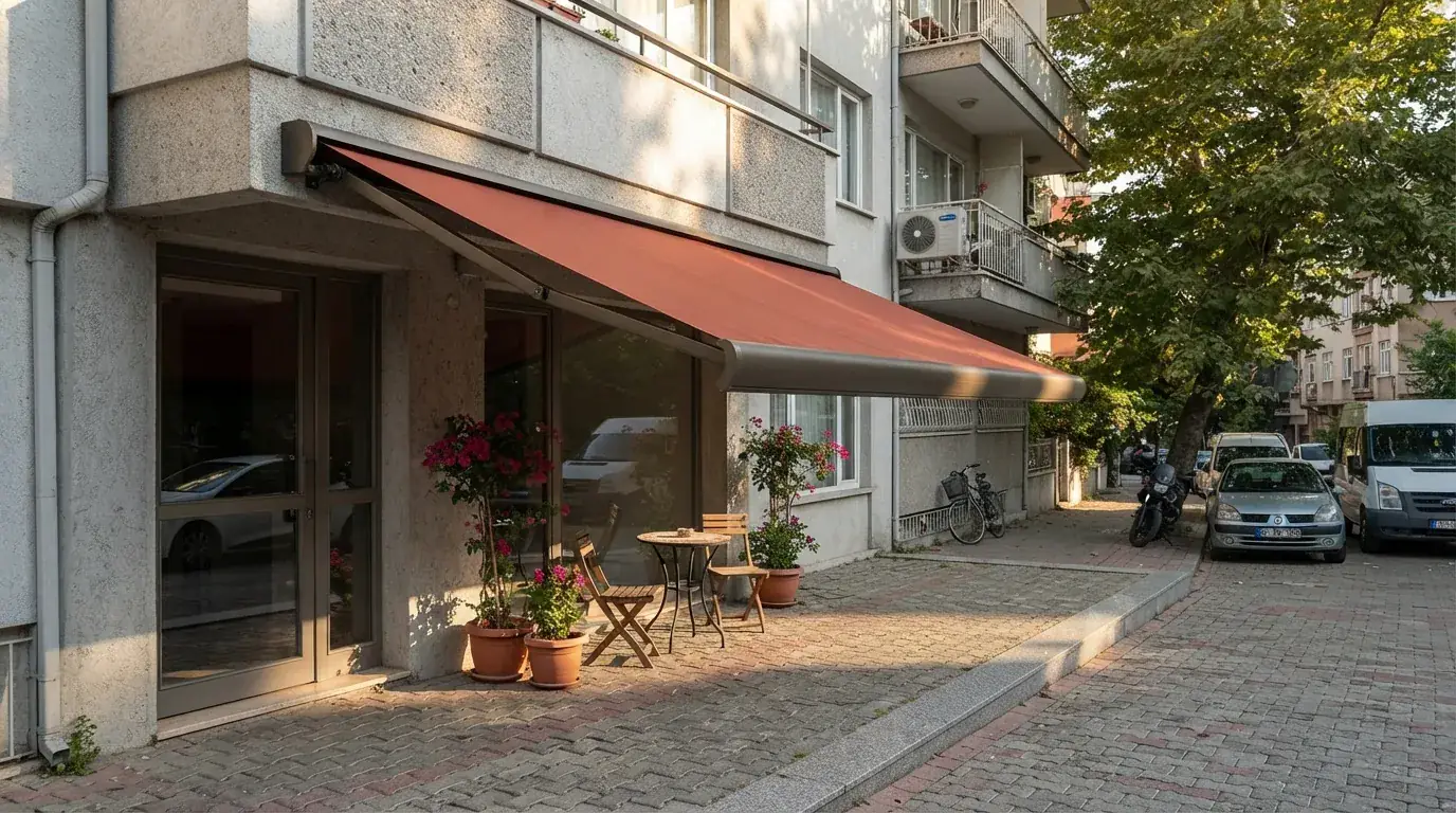 Bornova’da bir kafe terasında kullanılan geniş açıklıklı kasetli tente