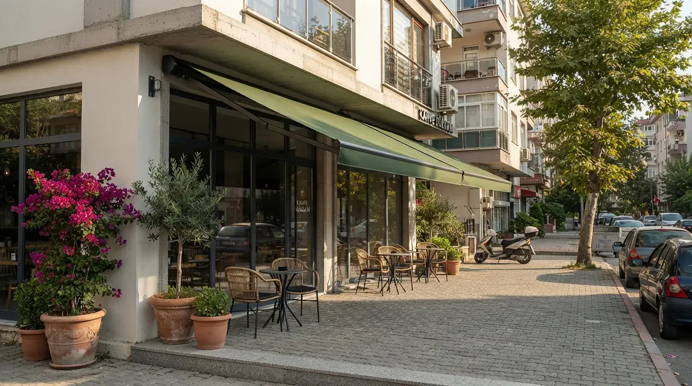 Bir bina cephesine boydan boya uygulanmış mafsallı tente