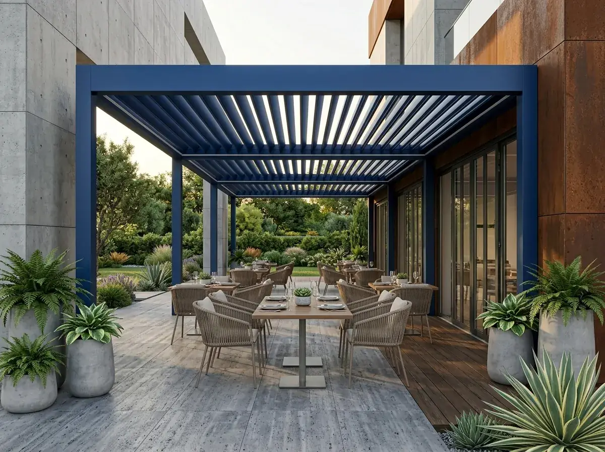 Bornova’da bir restoran terasında rollingroof pergola uygulaması